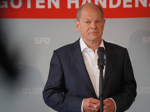 Bundeskanzler Scholz steht beim Landesparteitag der SPD in Hildesheim hinter einem Mikrofon. 