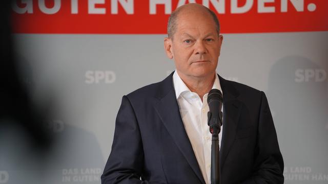 Bundeskanzler Scholz steht beim Landesparteitag der SPD in Hildesheim hinter einem Mikrofon. 