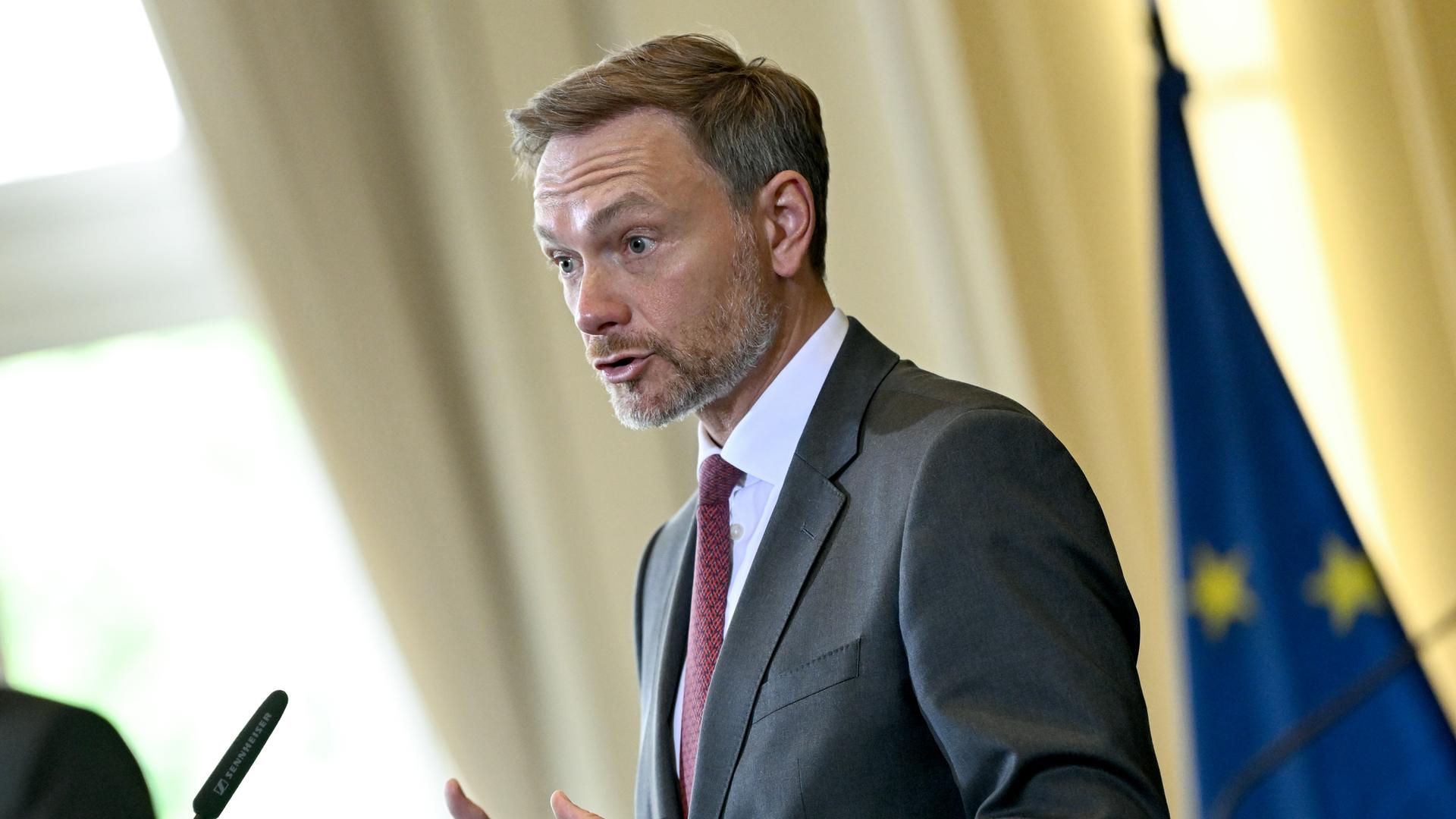 Christian Lindner (FDP), Bundesfinanzminister, spricht bei einer Pressekonferenz zur Steuerschätzung. Christian Lindner (FDP), Bundesfinanzminister, spricht bei einer Pressekonferenz zur Steuerschätzung.