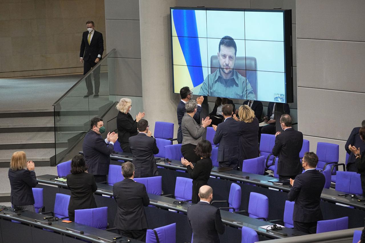 Der ukrainische Präsident Wolodymyr Selenskyj spricht auf einer Videoleinwand im Bundestag und bekommt Applaus von der Bundesregierung. Der ukrainische Präsident Wolodymyr Selenskyj spricht auf einer Videoleinwand im Bundestag und bekommt Applaus von der Bundesregierung.