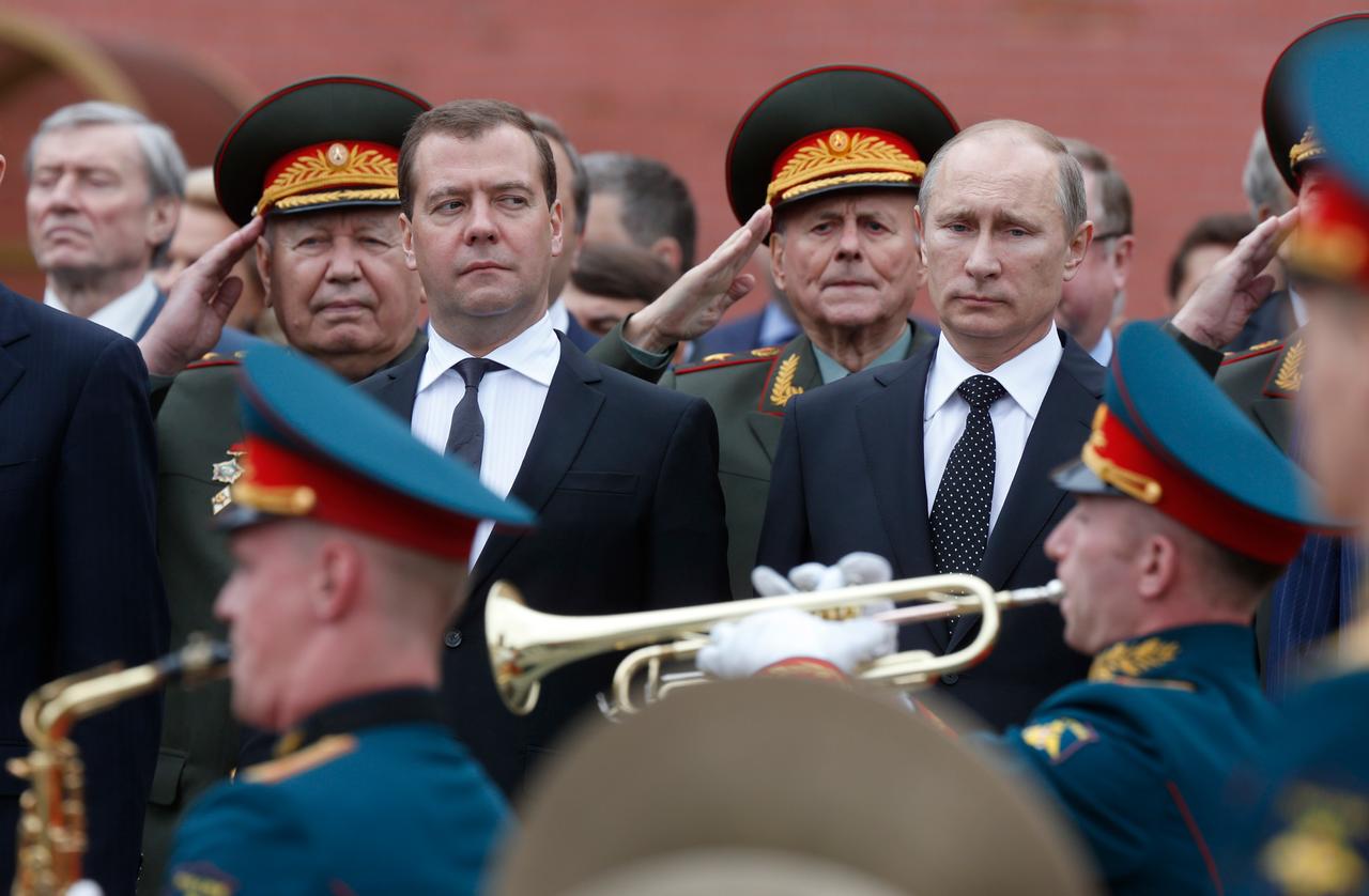 Der Ex-Präsident und jetzige Vize-Chef des russischen Sicherheitsrates, Dmitri Medwedew (l), und Präsident Wladimir Putin