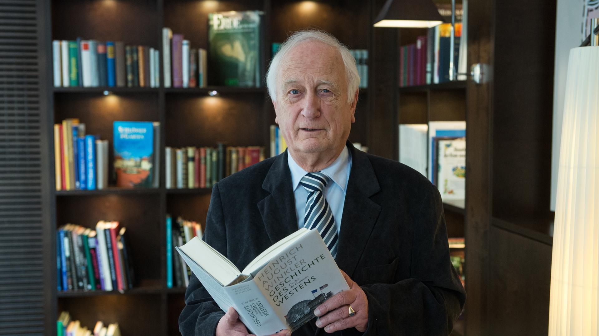 Der deutsche Historiker Heinrich August Winkler, aufgenommen am 16.03.2016 in Leipzig, hält sein Buch "Geschichte des Westens" in der Hand Der deutsche Historiker Heinrich August Winkler, aufgenommen am 16.03.2016 in Leipzig, hält sein Buch "Geschichte des Westens" in der Hand