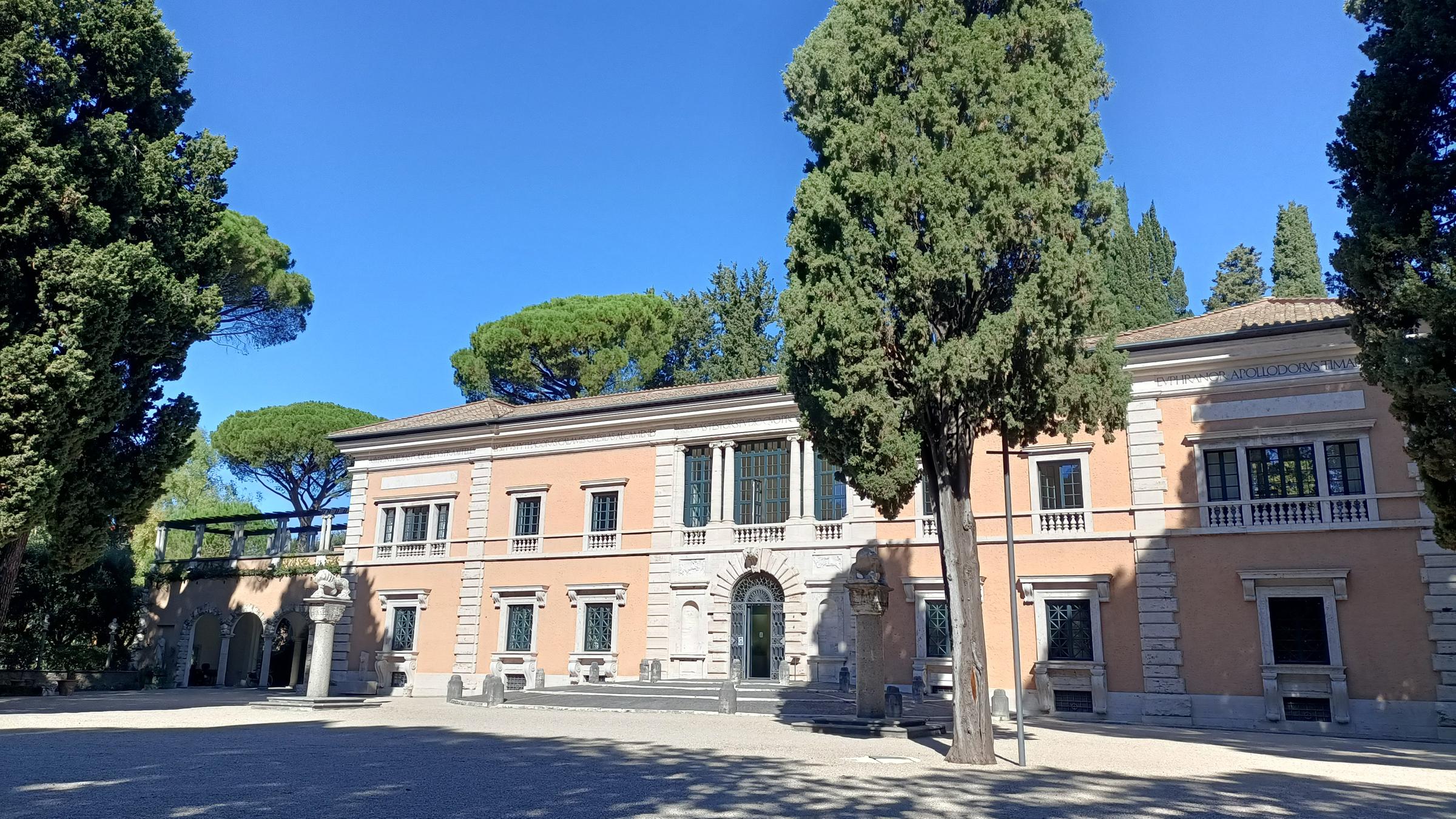 Zu sehen ist die Villa Massimo, ein in orangetönen gehaltenes Gebäude Zu sehen ist die Villa Massimo, ein in orangetönen gehaltenes Gebäude