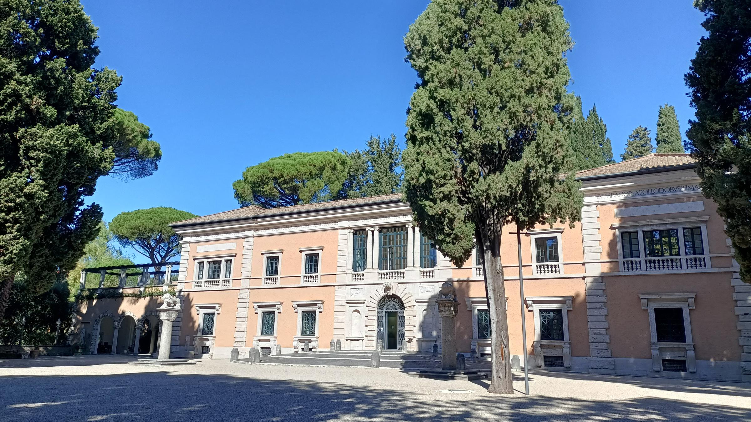 Zu sehen ist die Villa Massimo, ein in orangetönen gehaltenes Gebäude