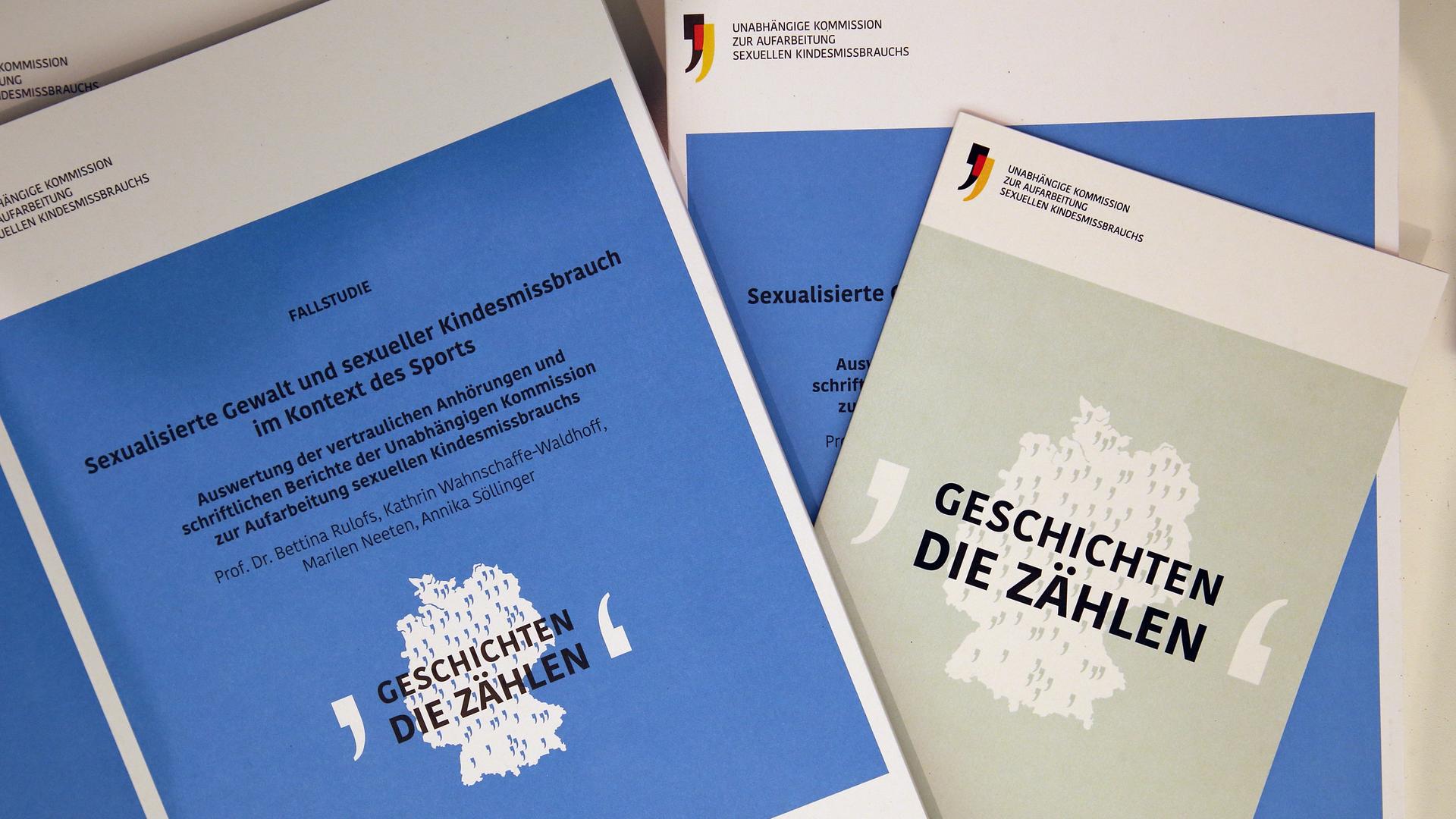 Mehrere Ausgaben von der Studie zu Gewalt im Sport. Mehrere Ausgaben von der Studie zu Gewalt im Sport.
