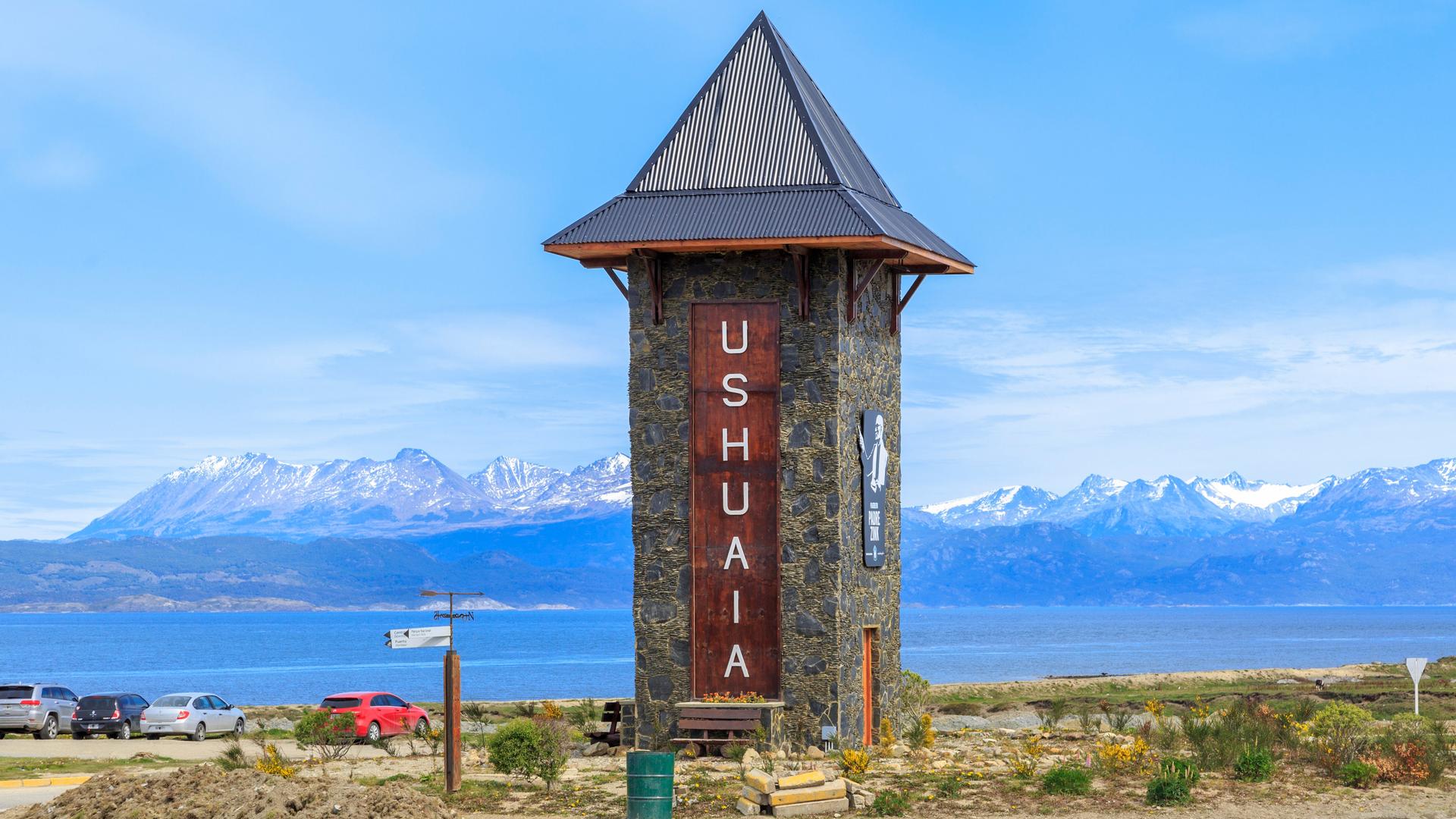 Ushuaia ist die südlichste Stadt Argentiniens und liegt am Beagle-Kanal. Ushuaia ist die südlichste Stadt Argentiniens und liegt am Beagle-Kanal.