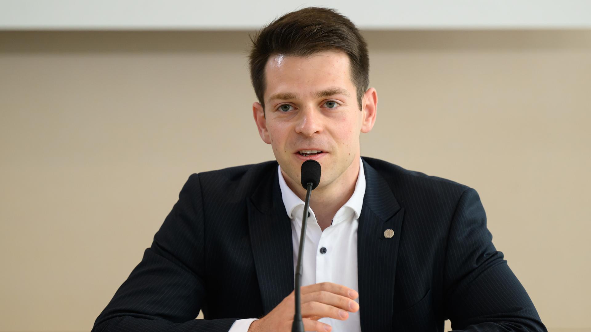 Philipp Hartewig, Generalsekretär der FDP in Sachsen, spricht in der Landespressekonferenz. Philipp Hartewig, Generalsekretär der FDP in Sachsen, spricht in der Landespressekonferenz.