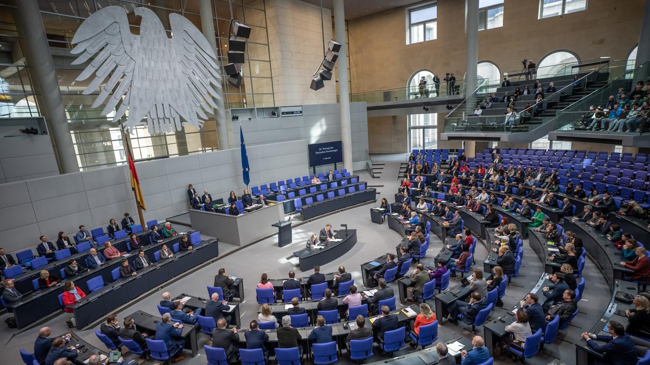 Bärbel Bas (M oben, SPD), Bundestagspräsidentin, spricht im Bundestag. 