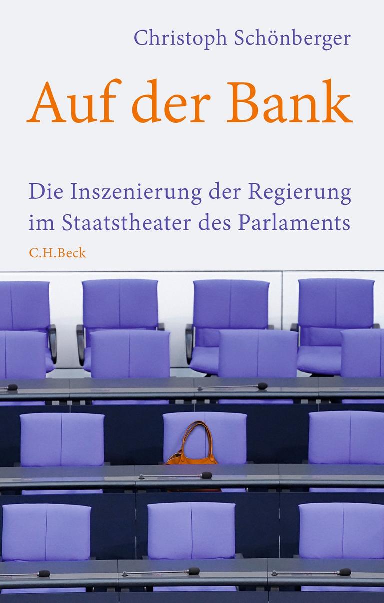Cover des Buchs „Auf der Bank. Die Inszenierung der Regierung im Staatstheater des Parlaments“ von Christoph Schönberger: Es sind blaue Parlamentssessel zu sehen. Cover des Buchs „Auf der Bank. Die Inszenierung der Regierung im Staatstheater des Parlaments“ von Christoph Schönberger: Es sind blaue Parlamentssessel zu sehen.
