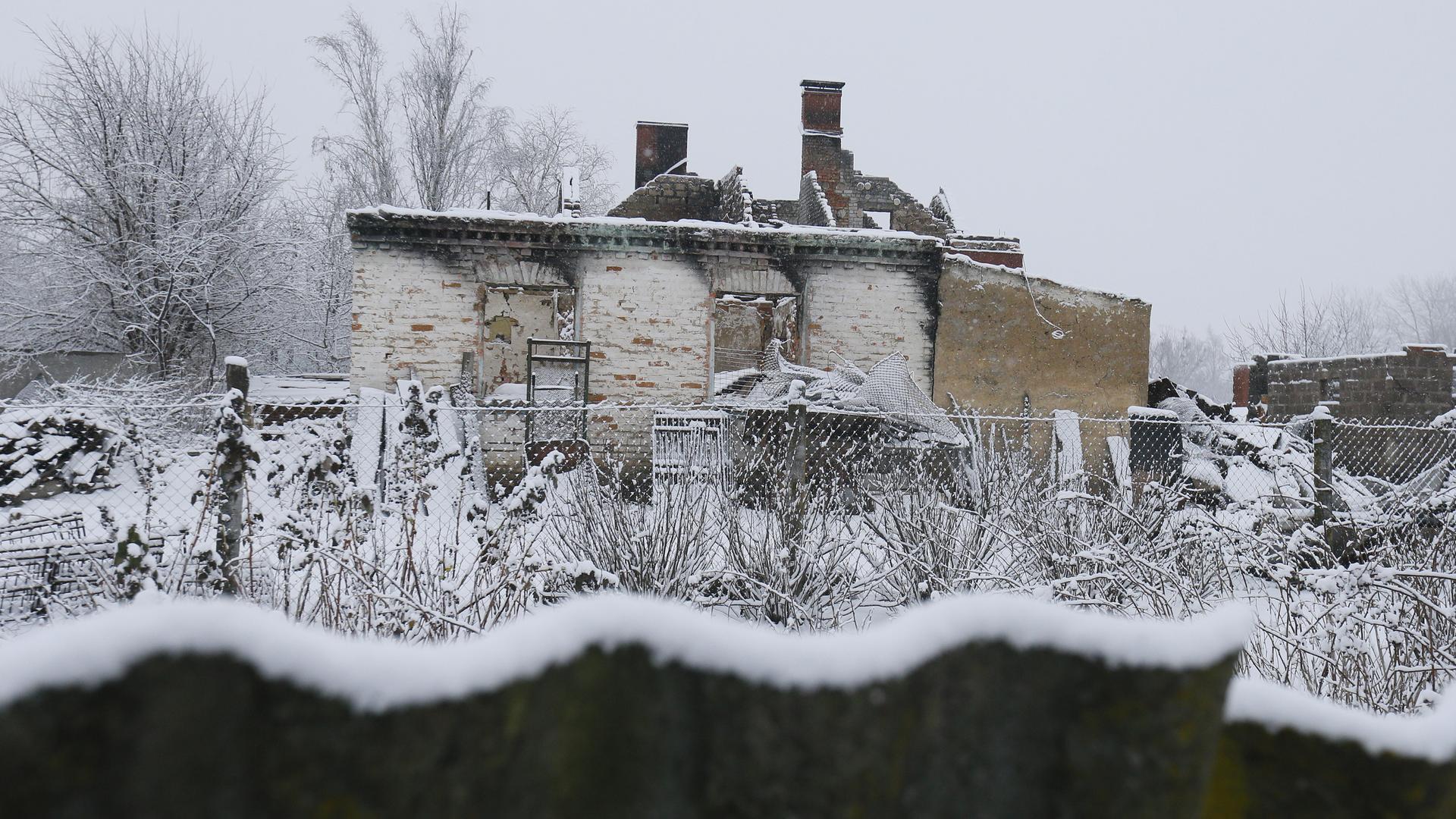 Ein zerstörtes Haus im Dorf Rudnytske in der Region Kiew, das von ukrainischen Truppen wiedereingenommen wurde