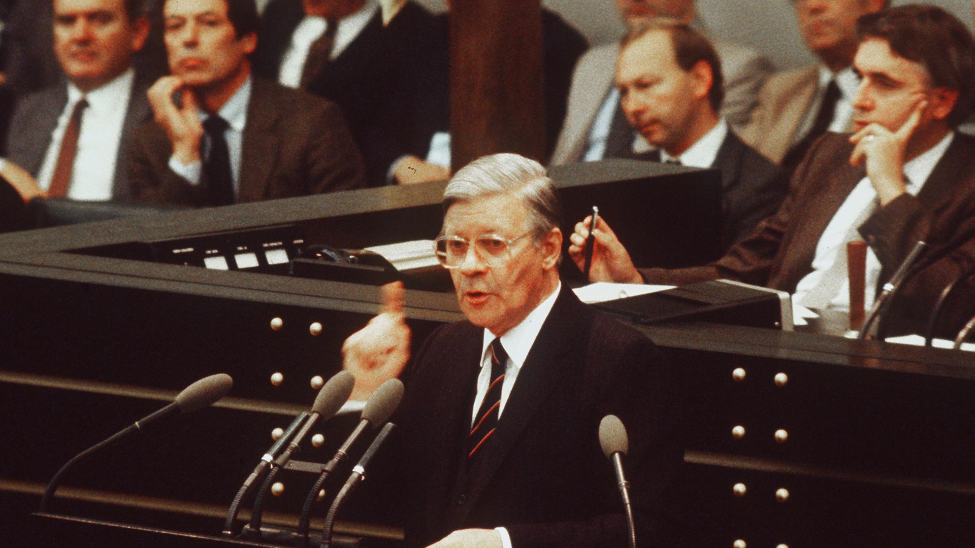 Bundeskanzler Helmut Schmidt bei seiner Rede am 17. September 1982 im Bundestag Bundeskanzler Helmut Schmidt bei seiner Rede am 17. September 1982 im Bundestag
