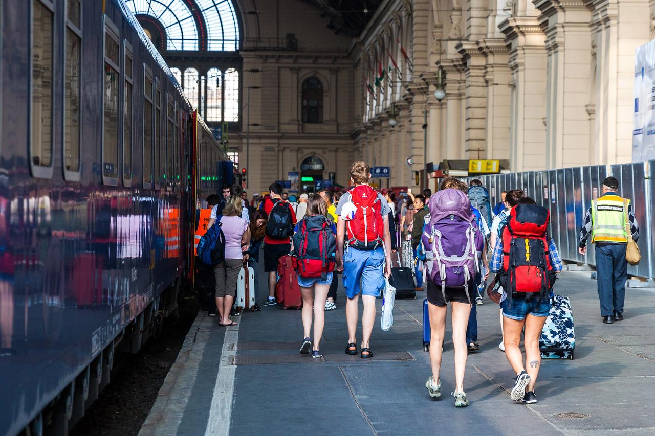 Interrail-Reisende steigen in einen Zug ein in Budapest am Bahnhof Keleti.
