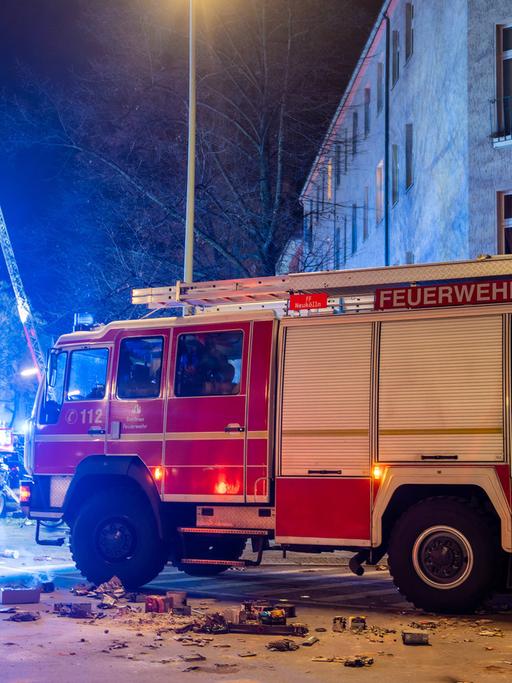 Dachstuhlbrand in der Silvesternacht in Berlin Neukölln. Die Berliner Feuerwehr war mit ca. 80 Einsatzkräften vor Ort.