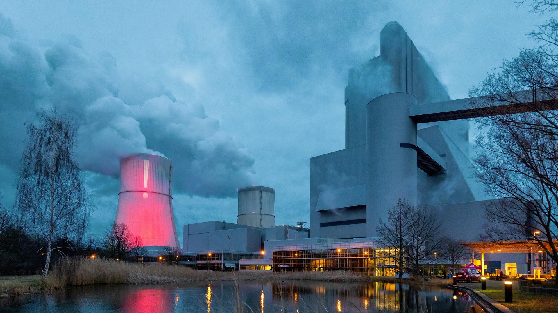 Protest gegen früheren Kohleausstieg am Kraftwerk Schwarze Pumpe (LEAG).
Ein Kühlturm des Braunkohlekraftwerks Schwarze Pumpe (LEAG) ist anlaesslich des Barbaratages (04. Dezember 2021) rot angestrahlt und mit einem Ausrufezeichen versehen um gegen einen vorgezogenen Kohleausstieg zu protestieren. 