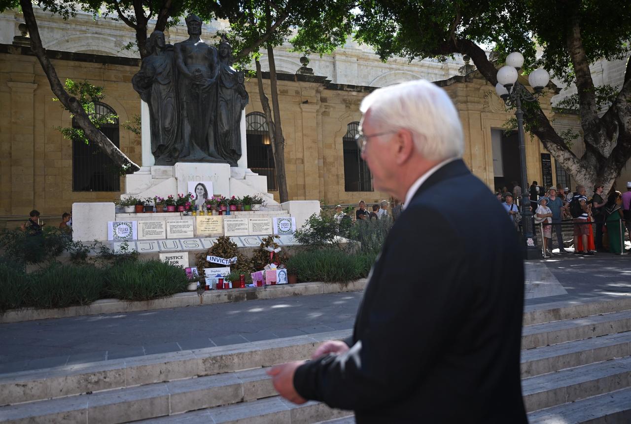 Bundespräsident Frank-Walter Steinmeier steht vor dem inoffiziellen Denkmal für die ermordete Journalistin Daphne Caruana Galizia. Fünf Jahre nach der Ermordung der Journalistin Caruana Galizia – Journalismus in Malta: „Schweigen droht“