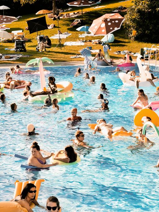 Szene aus dem Film Freibad. Zu sehen ist ein Schwimmbecken voller Menschen. 