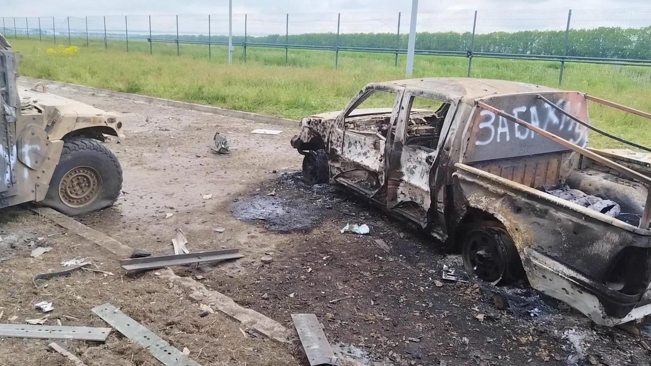 DIESES FOTO WIRD VON DER RUSSISCHEN STAATSAGENTUR TASS ZUR VERFÃGUNG GESTELLT. [RUSSIA, BELGOROD REGION - MAY 23, 2023: 
Ein ausgebrnntes Armeefahrzeug in Belgorod. 