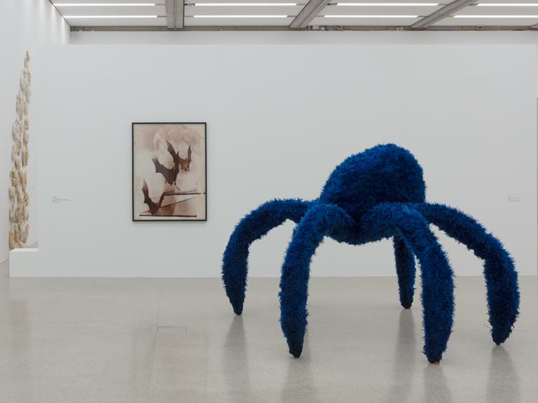 In der Ausstellung "Das Tier in Dir2 im Winer mumok steht eine große, blaue Spinne aus Plüsch.