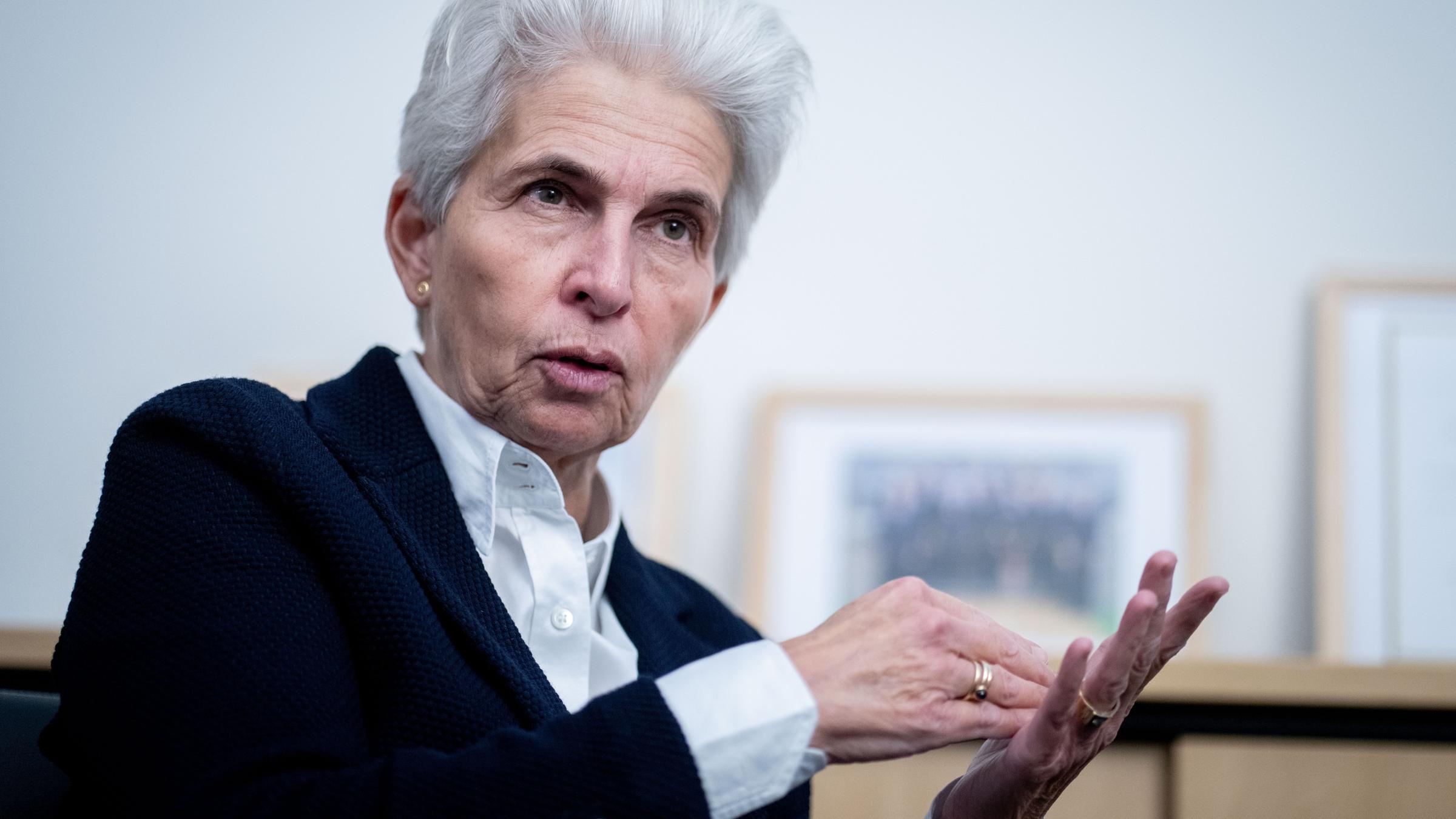 FDP-Verteidigungspolitikerin Marie-Agnes Strack-Zimmermann in ihrem Abgeordnetenbüro im Jakob-Kaiser-Haus in Berlin