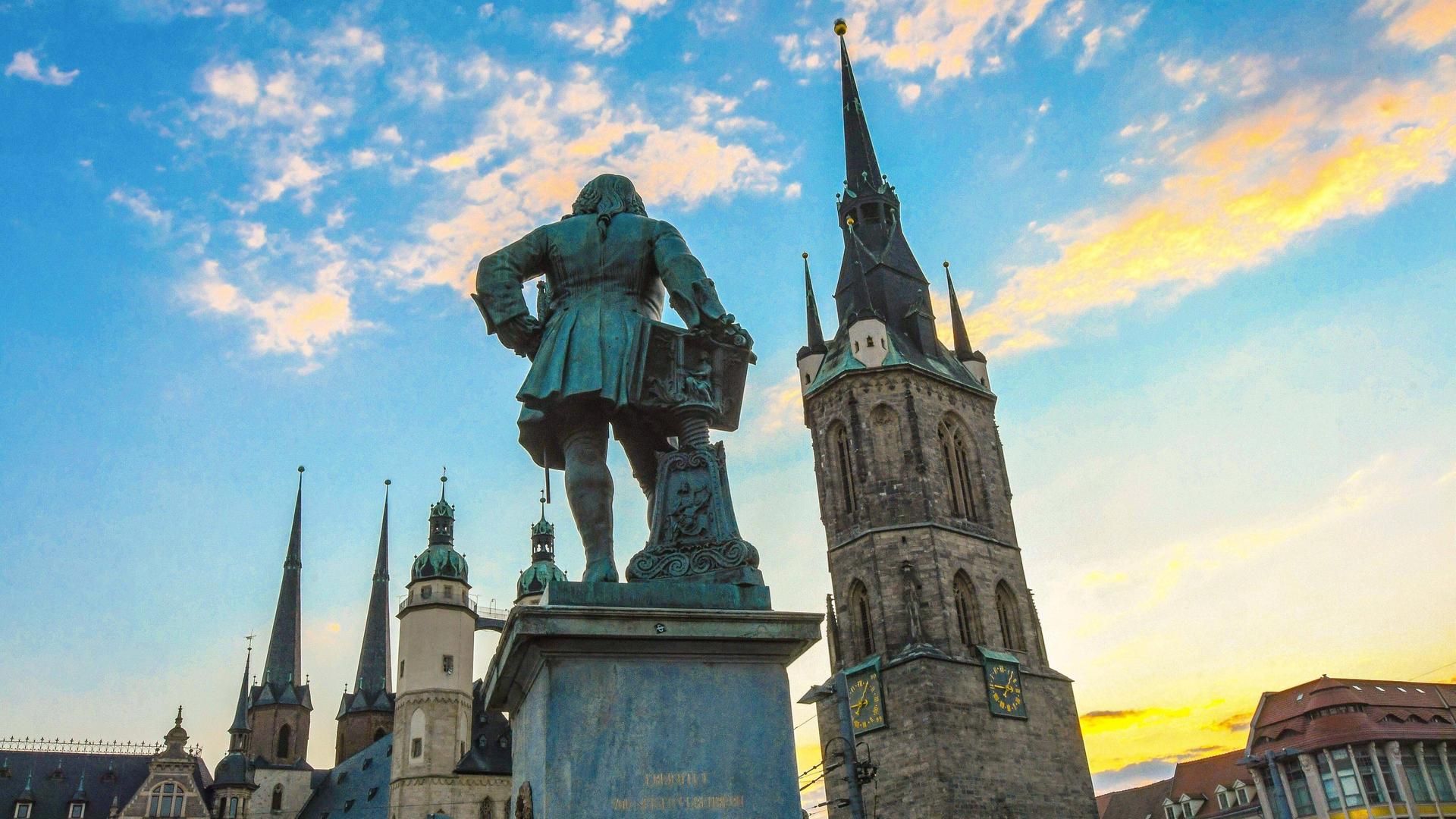 Haendeldenkmal und Fuenftuerme-Ensemble auf dem Marktplatz in Halle. Haendeldenkmal und Fuenftuerme-Ensemble auf dem Marktplatz in Halle.