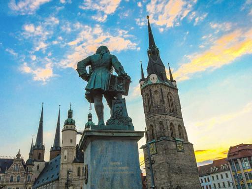 Haendeldenkmal und Fuenftuerme-Ensemble auf dem Marktplatz in Halle.