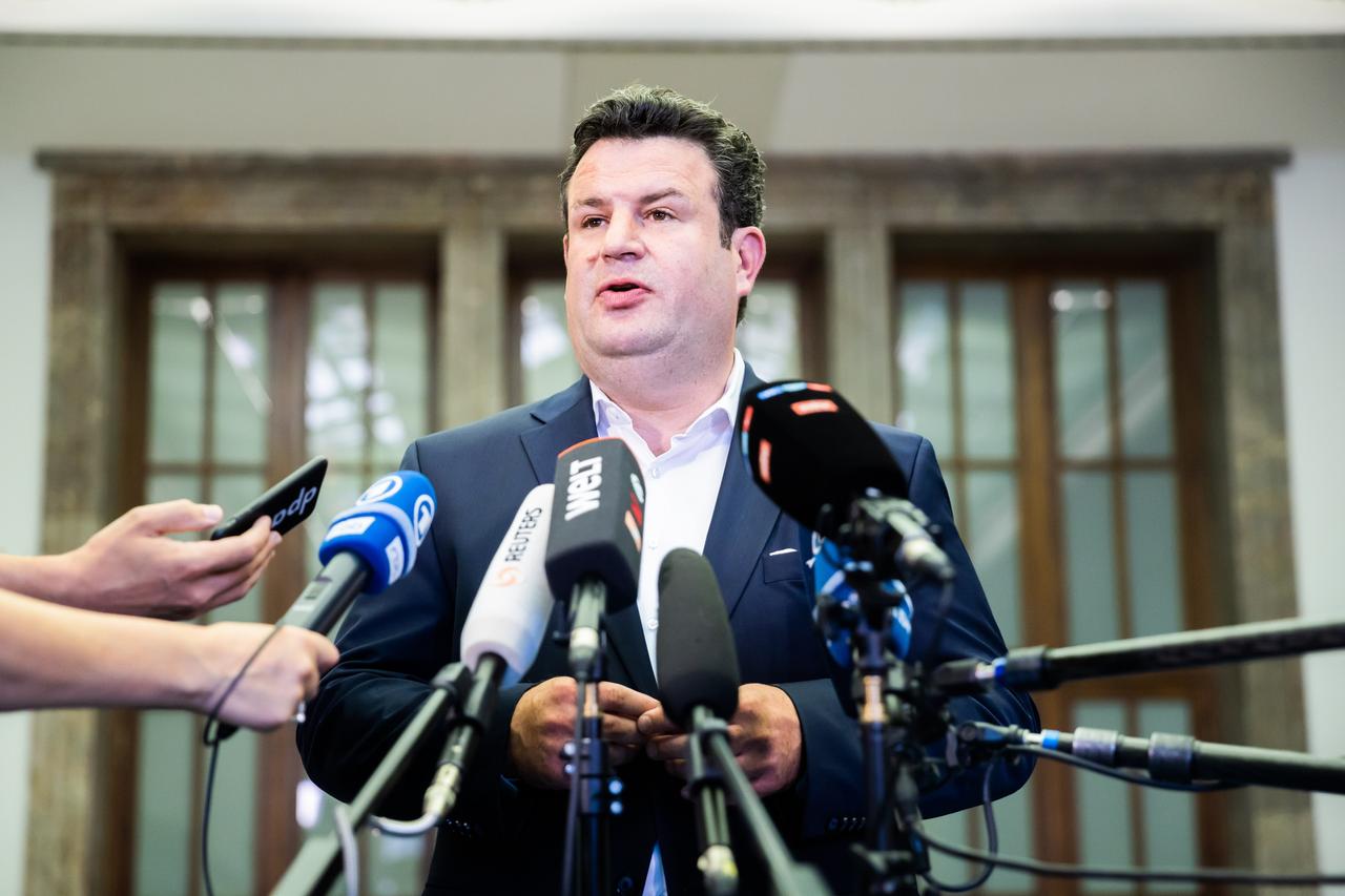 Hubertus Heil (SPD), Bundesminister für Arbeit und Soziales, gibt ein Pressestatement zum Bürgergeld im Bundesministerium für Arbeit und Soziales ab. Hubertus Heil (SPD), Bundesminister für Arbeit und Soziales, gibt ein Pressestatement zum Bürgergeld im Bundesministerium für Arbeit und Soziales ab.