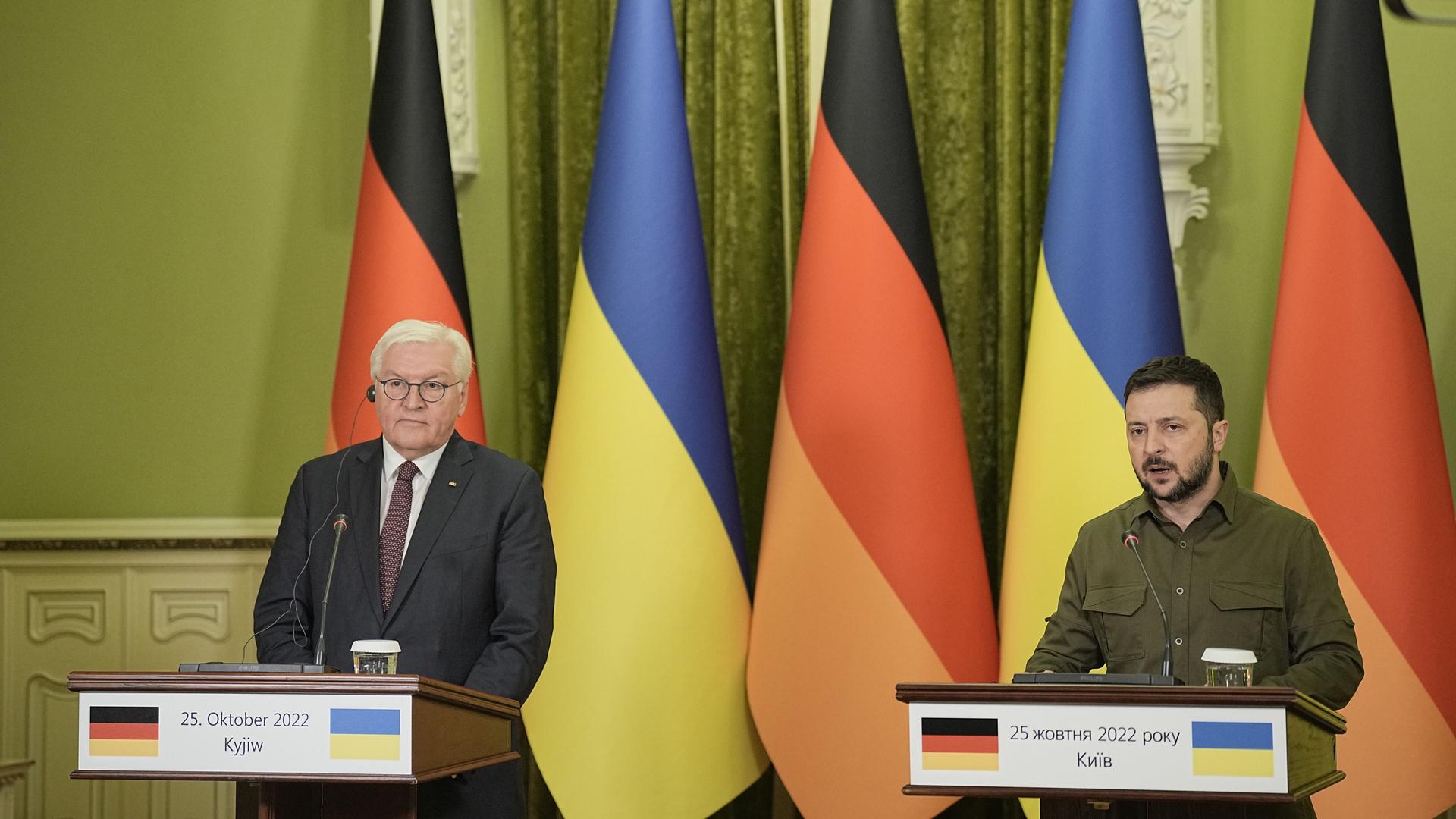 Bundespräsident Steinmeier hat zusammen mit dem ukrainischen Präsidenten Selenskyj eine gemeinsame Pressekonferenz gegeben. Bundespräsident Steinmeier hat zusammen mit dem ukrainischen Präsidenten Selenskyj eine gemeinsame Pressekonferenz gegeben.