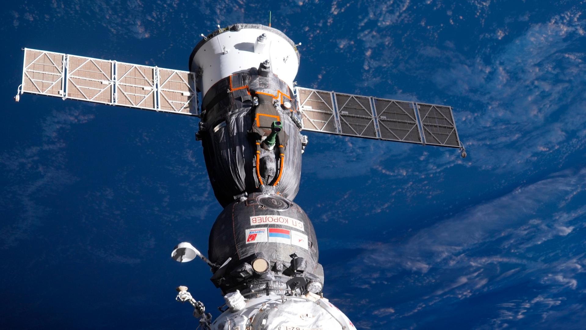 Dieses vom russischen Kosmonauten Sergej Korsakow aufgenommene und vom staatlichen Raumfahrtunternehmen Roskosmos am Mittwoch, 11. Januar 2023 veröffentlichte Foto zeigt eine Sojus-Kapsel an der Internationalen Raumstation (ISS.