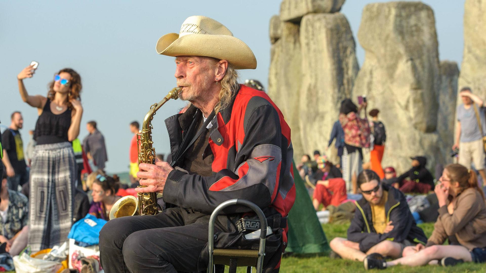 Nik Turner, Saxophonist und Gründungsmitglied der Band "Hawkwind", spielt vor dem berühmten britischen Steinkreis Stonehenge. Nik Turner, Saxophonist und Gründungsmitglied der Band "Hawkwind", spielt vor dem berühmten britischen Steinkreis Stonehenge.