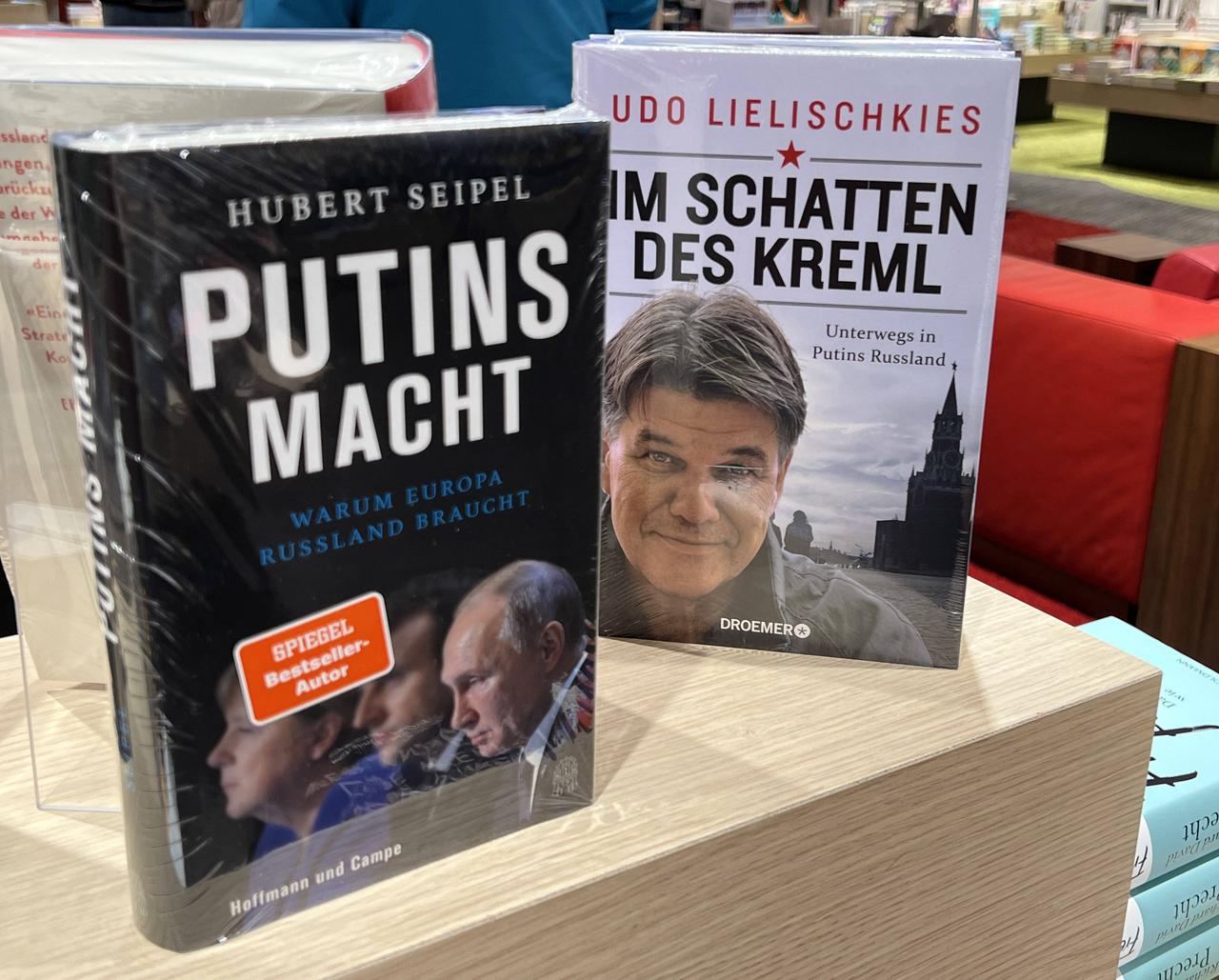 Zwei Bücher zur aktuellen Ukraine-Krise stehen auf dem Verkaufstisch einer Buchhandlung.