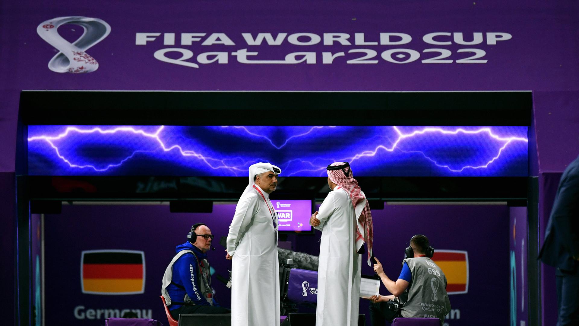 Zwei katarische Offizielle in traditionellem Thawb bei der Fußball-WM 2022 in Katar. Zwei katarische Offizielle in traditionellem Thawb bei der Fußball-WM 2022 in Katar.