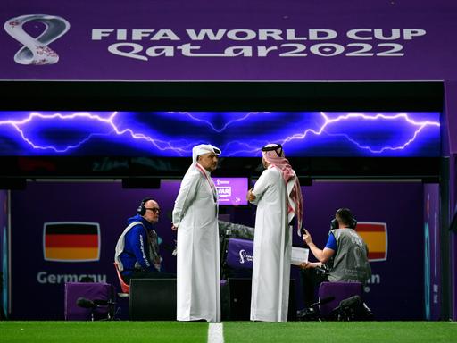 Zwei katarische Offizielle in traditionellem Thawb bei der Fußball-WM 2022 in Katar.