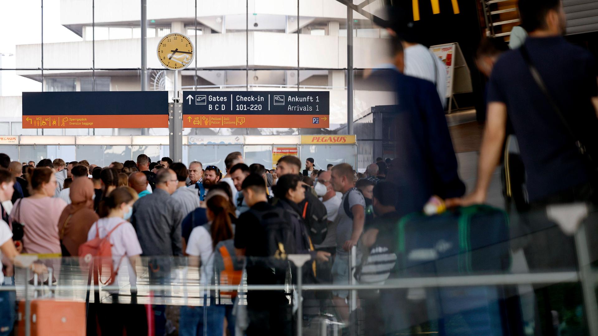 Lange Warteschlangen vor dem Check-In am Flughafen Köln-Bonn Lange Warteschlangen vor dem Check-In am Flughafen Köln-Bonn