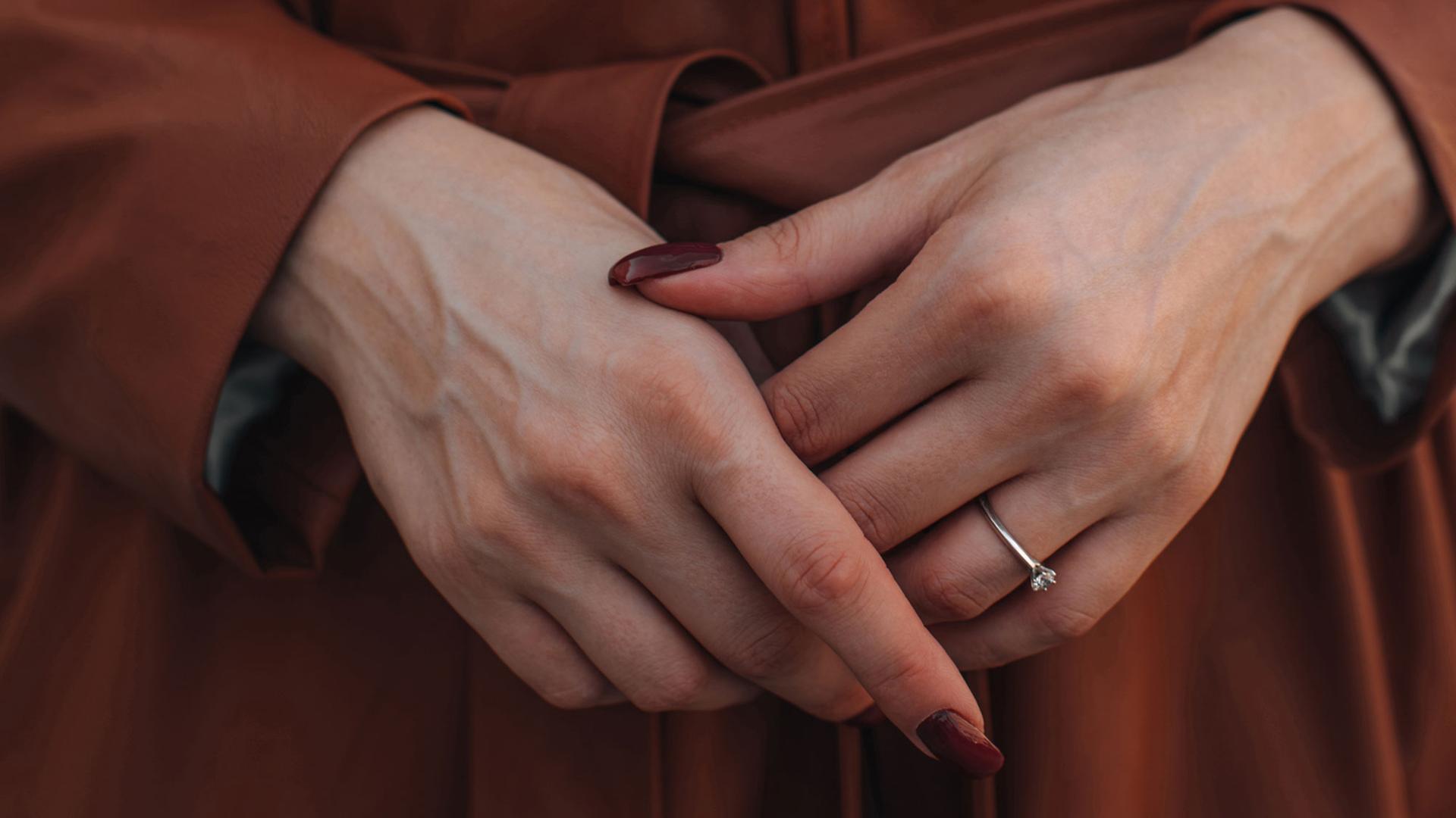 Hab und Gier - eine rabenschwarze Komödie, ein Poker um Testamente, Geld und Leben. Zu sehen: Die Hände einer Frau mit langen roten Fingernägeln und einem kleinen Ring am rechten Ringfinger. Hab und Gier - eine rabenschwarze Komödie, ein Poker um Testamente, Geld und Leben. Zu sehen: Die Hände einer Frau mit langen roten Fingernägeln und einem kleinen Ring am rechten Ringfinger.