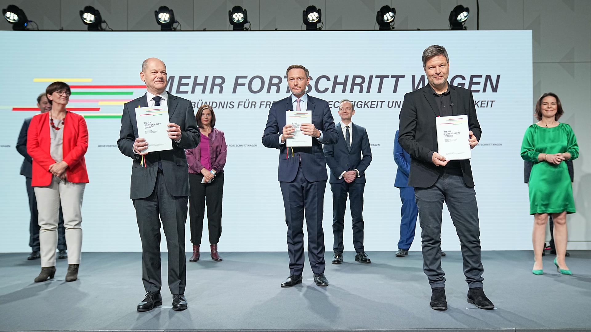 Saskia Esken (SPD), Olaf Scholz (SPD), Christian Lindner (FDP), Robert Habeck (Bündnis 90/Die Grünen), Annalena Baerbock (Bündnis 90/Die Grünen), bei der Unterzeichnung des Koalitionsvertrages von SPD, Grünen und FDP zur Bildung einer Bundesregierung. Saskia Esken (SPD), Olaf Scholz (SPD), Christian Lindner (FDP), Robert Habeck (Bündnis 90/Die Grünen), Annalena Baerbock (Bündnis 90/Die Grünen), bei der Unterzeichnung des Koalitionsvertrages von SPD, Grünen und FDP zur Bildung einer Bundesregierung.