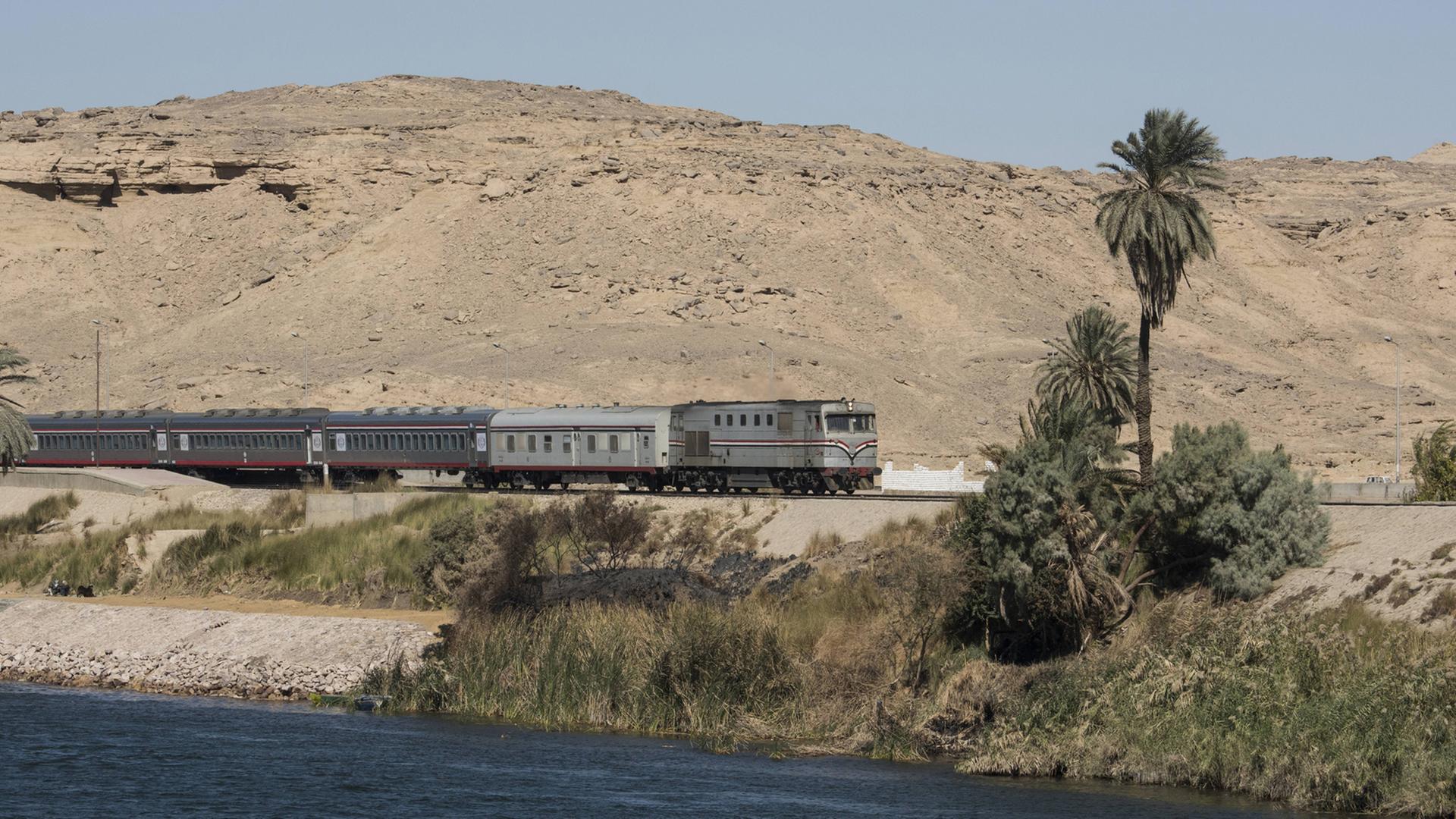 Der Autor fuhr den Nil aufwärts - mit der ägyptischen Eisenbahn. Zu sehen: Ein Zug am östlichen Nilufer südlich von Edfu (Eisenbahn am Nil). Der Autor fuhr den Nil aufwärts - mit der ägyptischen Eisenbahn. Zu sehen: Ein Zug am östlichen Nilufer südlich von Edfu (Eisenbahn am Nil).