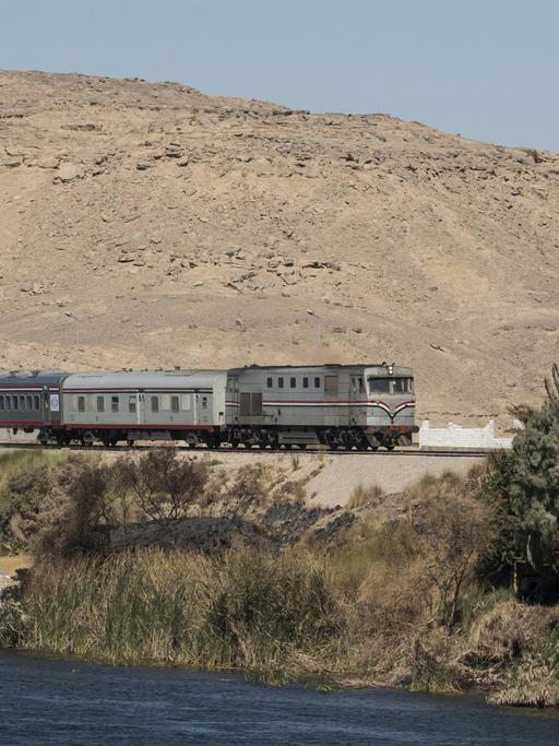 Der Autor fuhr den Nil aufwärts - mit der ägyptischen Eisenbahn. Zu sehen: Ein Zug am östlichen Nilufer südlich von Edfu (Eisenbahn am Nil).