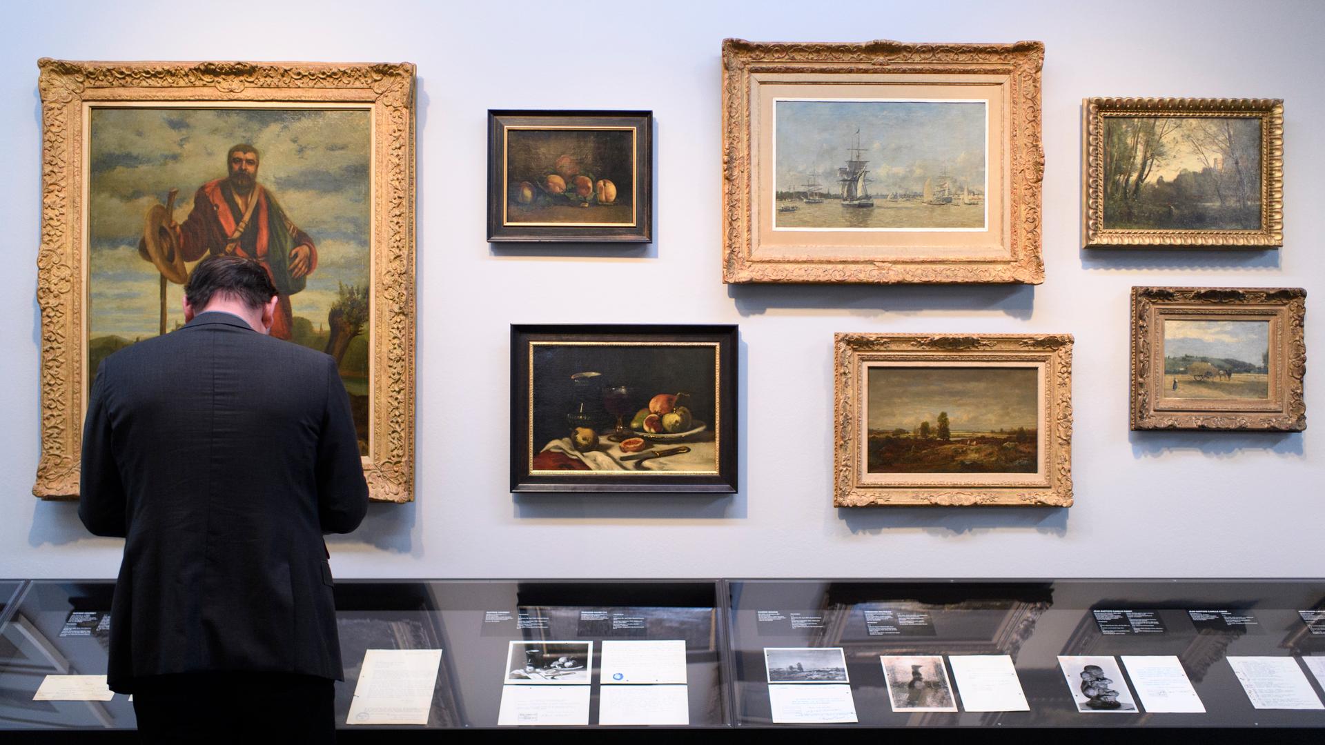Die Gemälde "Jean Journet, 1850" von Gustave Courbet, "Stillleben mit Pfirsichen" von Gustave Courbet, "Stillleben mit Glas und Früchten" von Edouard Manet, "Der Hafen von Bordeaux, 1873" von Eugene Boudin, "Landschaft Leg Fontainebleau, 1864" von Theodore Rousseau, "Erinnerung an Pierrefonds, 1865-1870" von Jean-Baptiste Camille Corot, "Ernteszene" von Jean-Baptiste Camille Corot, "Morgenstunde, 1873" von Henri Fanten-Latour in der Ausstellung "Gurlitt: Bestandsaufnahme NS-Kunstraub und seine Folgen", 2018 im Kunstmuseum in Bern Die Gemälde "Jean Journet, 1850" von Gustave Courbet, "Stillleben mit Pfirsichen" von Gustave Courbet, "Stillleben mit Glas und Früchten" von Edouard Manet, "Der Hafen von Bordeaux, 1873" von Eugene Boudin, "Landschaft Leg Fontainebleau, 1864" von Theodore Rousseau, "Erinnerung an Pierrefonds, 1865-1870" von Jean-Baptiste Camille Corot, "Ernteszene" von Jean-Baptiste Camille Corot, "Morgenstunde, 1873" von Henri Fanten-Latour in der Ausstellung "Gurlitt: Bestandsaufnahme NS-Kunstraub und seine Folgen", 2018 im Kunstmuseum in Bern