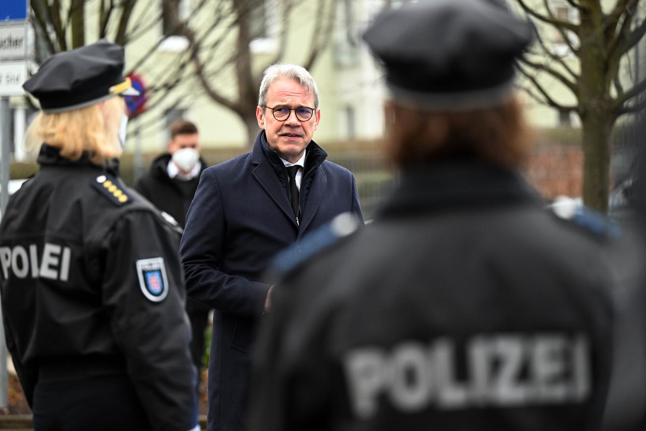 Georg Maier (SPD), Innenminister von Thüringen, und Polizisten des Inspektionsdienst Erfurt-Süd der Landespolizeiinspektion Erfurt
