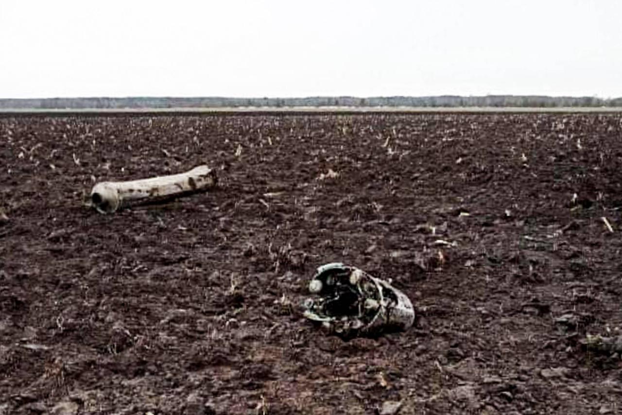 Teile einer zerstörten Rakete liegen auf einem Feld in Belarus. Teile einer zerstörten Rakete liegen auf einem Feld in Belarus.