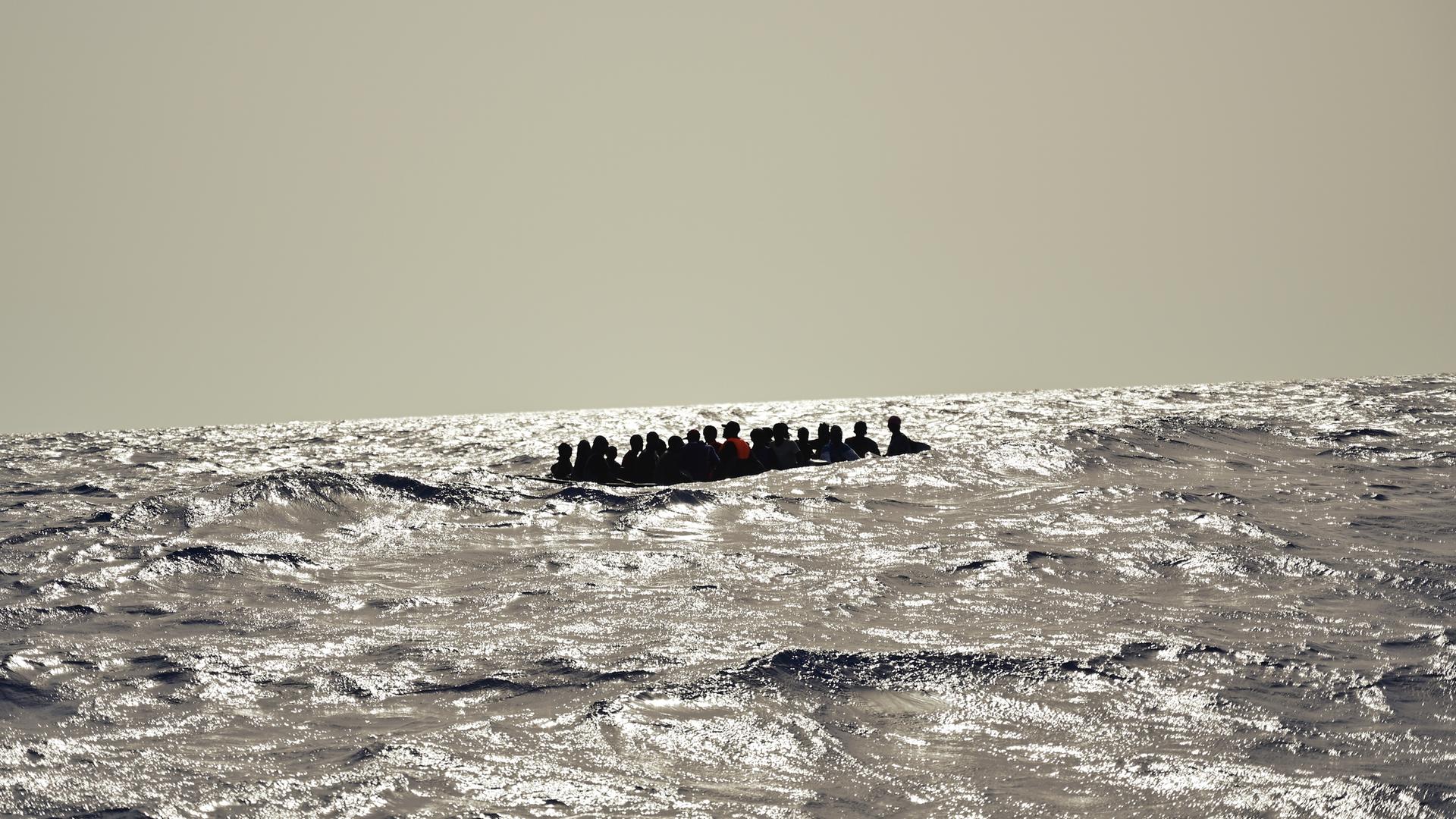 Ein Holzboot mit etwa 30 Menschen versucht bei hohem Wellengang die gefährliche Überfahrt nach Italien. Ein Holzboot mit etwa 30 Menschen versucht bei hohem Wellengang die gefährliche Überfahrt nach Italien.