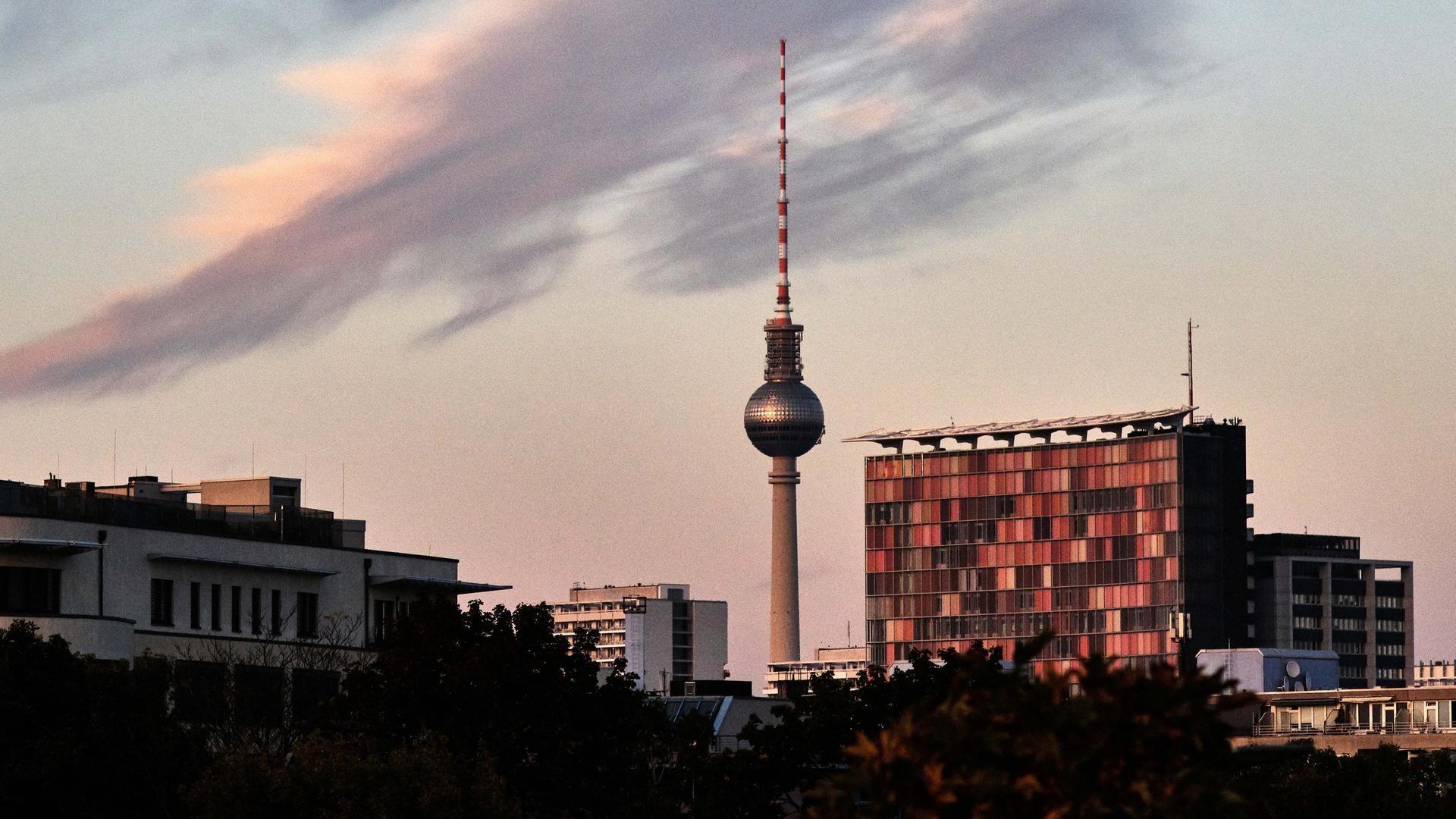 Abendhimmel in Berlin mit Fernsehturm und GSW-Hochhaus. Abendhimmel in Berlin mit Fernsehturm und GSW-Hochhaus.