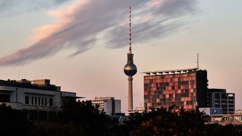 Abendhimmel in Berlin mit Fernsehturm und GSW-Hochhaus.