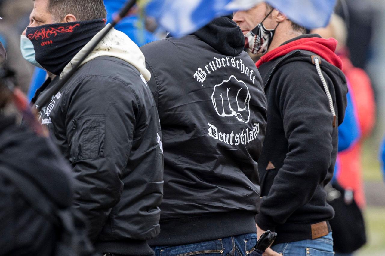 Rechtsextreme bei einer Querdenken-Demo. Einer trägt eine Jacke mit der Aufschrift Bruderschaft Deutschland. Rechtsextreme bei einer Querdenken-Demo. Einer trägt eine Jacke mit der Aufschrift Bruderschaft Deutschland.