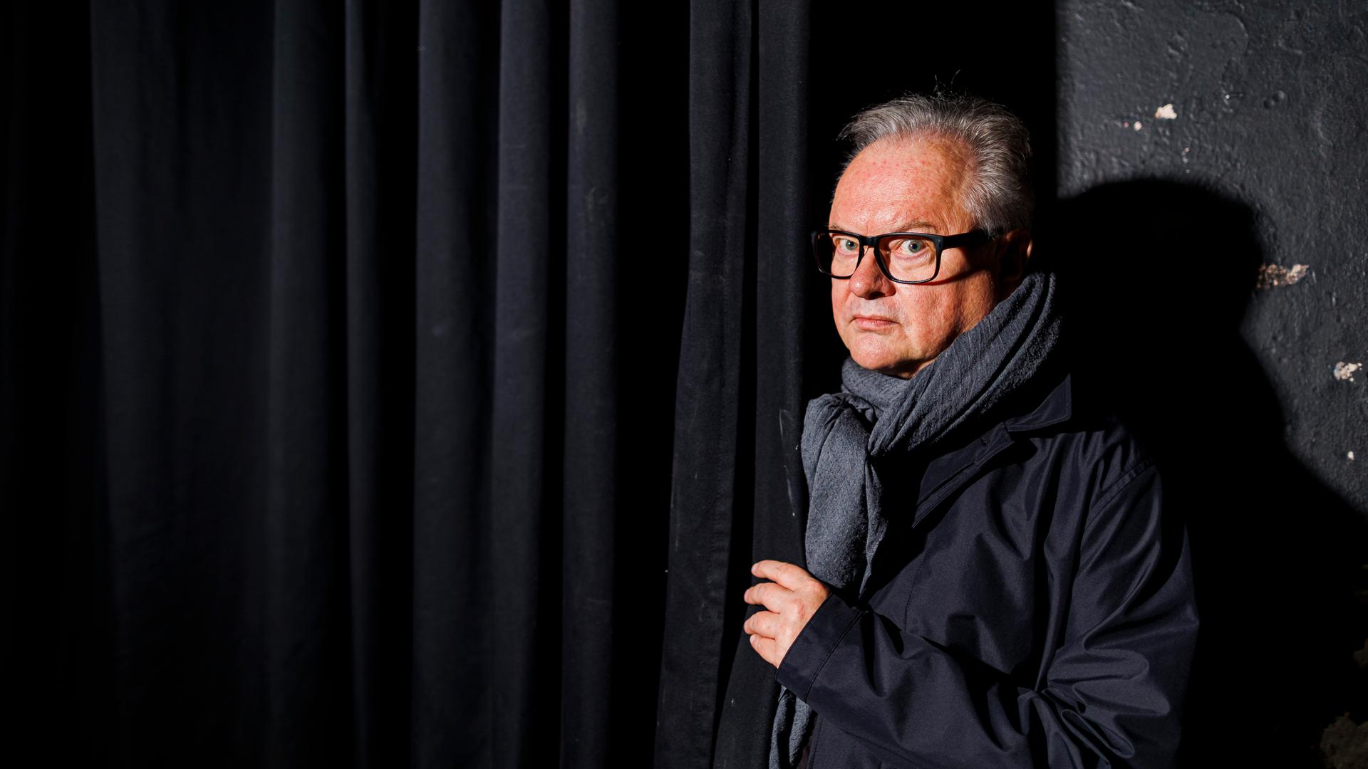Heinz Rudolf Kunze steht nach einem Interview am Vorhang auf der Bühne des Veranstaltungszentrums Capitol. Heinz Rudolf Kunze steht nach einem Interview am Vorhang auf der Bühne des Veranstaltungszentrums Capitol.