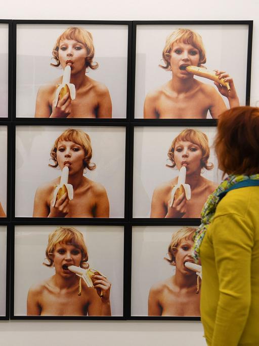 Eine Besucherin schaut sich im Museum Weserburg eine Serie von 12 Farbfotografien der polnischen Künstlerin Natalia LL "Consumptive Art" von 1973 an. 
