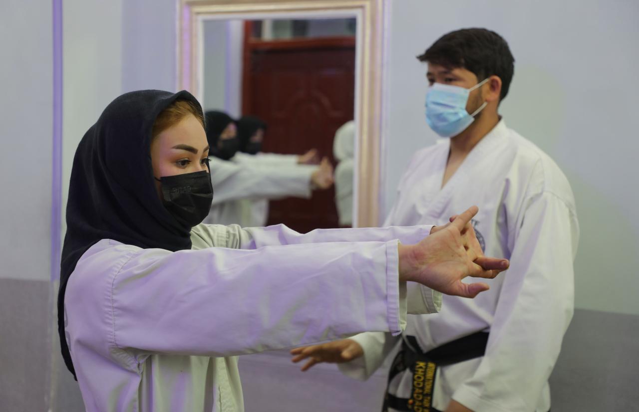 Ein afghanisches Mädchen beim Taekwondo in einem Untergrund-Sportclub in der afghanischen Hauptstadt Kabul mit ihrem Trainer. 