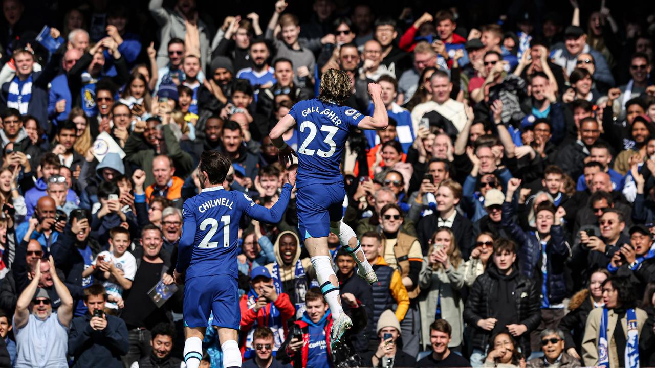 Spieler und Anhänger des FC Chelsea nach einem Tor im Spiel gegen Brighton and Hove Albion