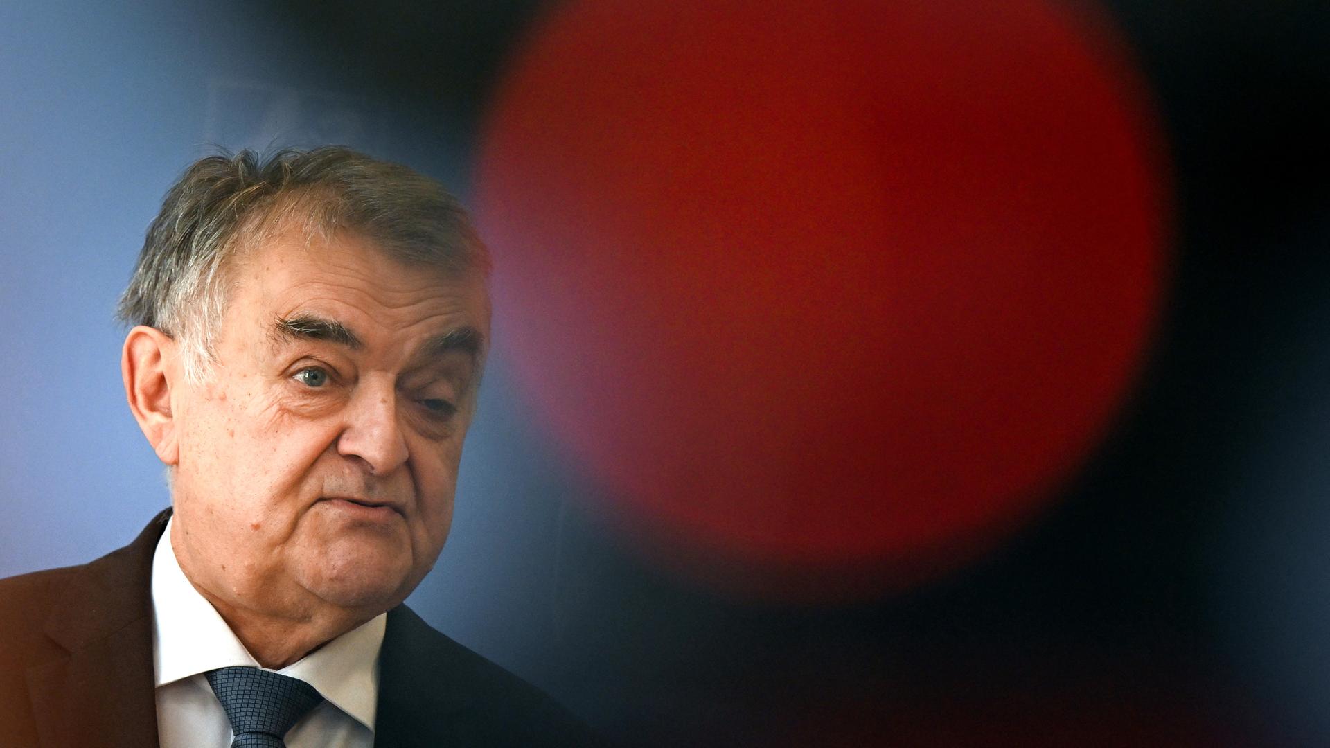 Herbert Reul (CDU), Innenminister von Nordrhein-Westfalen, beantwortet die Fragen von Journalisten zum Missbrauchskomplex Wermelskirchen. Herbert Reul (CDU), Innenminister von Nordrhein-Westfalen, beantwortet die Fragen von Journalisten zum Missbrauchskomplex Wermelskirchen.