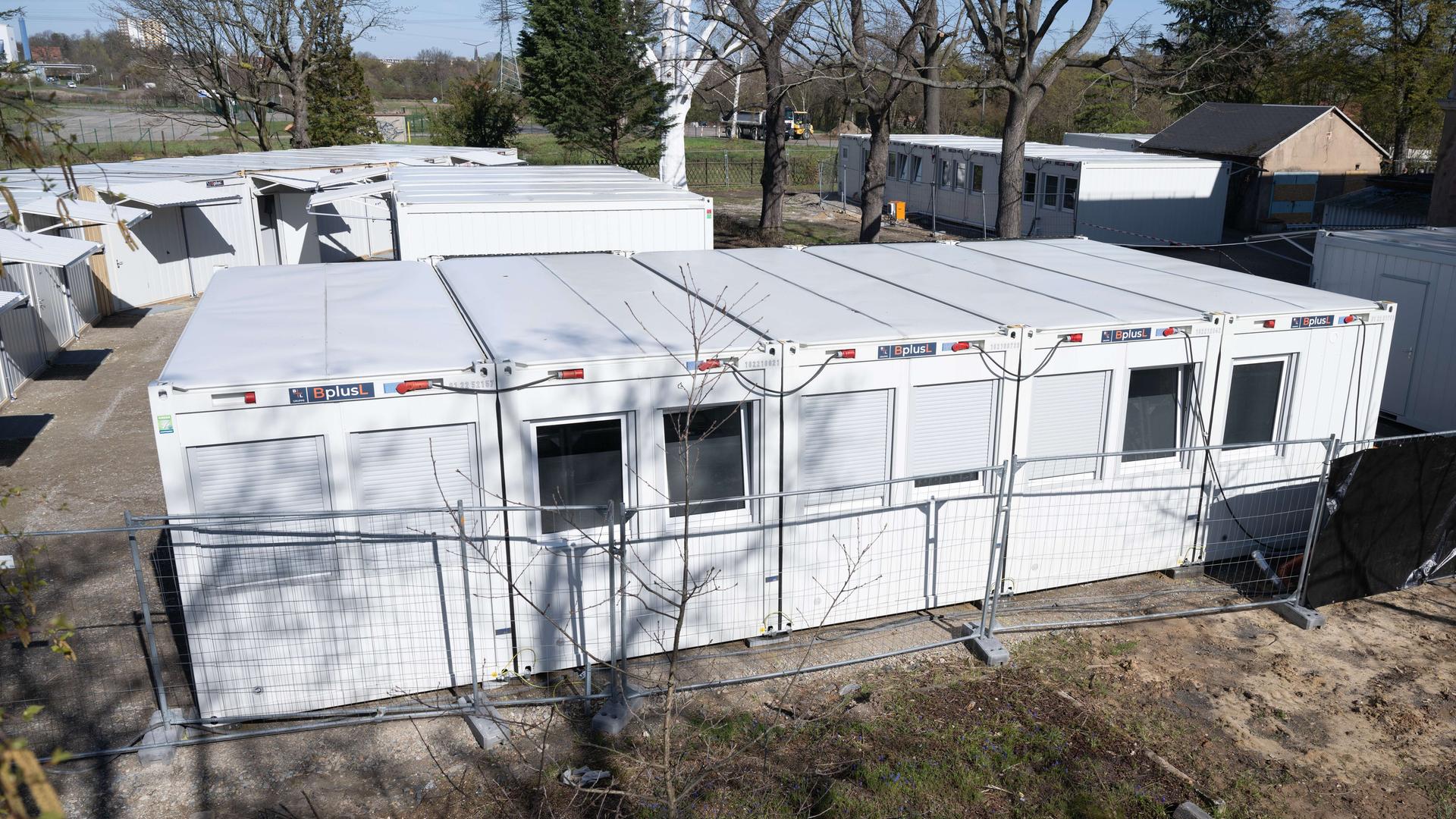 Wohncontainer einer Flüchtlingsunterkunft stehen im Dresdner Stadtteil Sporbitz. Wohncontainer einer Flüchtlingsunterkunft stehen im Dresdner Stadtteil Sporbitz.